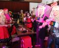 Bild: pi
Barbies und Piraten schunkeln und singen gemeinsam beim "Skihaserlsball" in Pleystein.