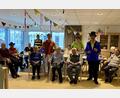 Bild: Anja Ackermann/exb
Das Team der Tagespflege „Zanklgarten“ und Zauberer Franz bescherten den Gästen einen kurzweiligen Nachmittag.