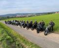 Bild: Motorradfreunde Erbendorf/exb
Ein Gruppenfoto der Motorradfreunde – im Hintergrund ist Erbendorf zu sehen.