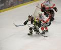 Archivbild: Andreas Brückmann
Brendan Walkom (vorne) ist der Top-Scorer des ERSC Amberg. Die Wild Lions müssen in der Eishockey-Bayernliga eine Extrarunde drehen.