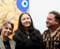 Bild: Kunsthaus Waldsassen/Jürgen Klein/exb
Natalie und Amelie Brandl zusammen mit Papa Elmar (von links) vor einem ihrer Werke bei der Ausstellungseröffnung im Kunsthaus Waldsassen.