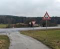 Bild: wrl
An den Einmündungen mancher Gemeindeverbindungsstraßen zur Staatsstraße 2040 muss nach den Sanierungsarbeiten im Herbst 2023 nachgearbeitet werden. Solange weisen Warnschilder auf die fehlende Höhenangleichung hin.