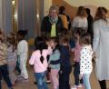 Bild: lep
Die Buben und Mädchen des Kinderhauses verabschieden Maria Thumbeck mit einem Lied.