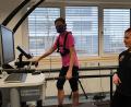 Bild: Christina Luber
Für den Test auf dem Laufband muss eine Maske getragen werden, damit der V02max-Wert ermittelt werden kann. Redakteurin Michaela Lowak hat's ausprobiert.