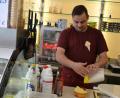 Archivbild: prbr
Riccardo Neitz, Besitzer der „Gelateria La Strada“ in Tirschenreuth, bereitet ein Spaghettieis zu. Die Eisdiele darf künftig statt bis 22 Uhr sogar bis 4 Uhr geöffnet haben.