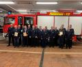 Bild: Feuerwehr Waldershof/exb
Wahlen und Ehrungen bei der Feuerwehr Waldershof: rechts Kommandant Lukas Neubauer, Zweiter von rechts Vorsitzender Florian Kops, links stellvertretender Kommandant Fabian Totzauer, Sechster von rechts stellvertretender Vorsitzender Dieter Schöffel.