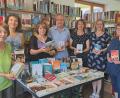 Bild: gis
Zum Bücherstadl-Team um Leiterin Selma Markhof gehören Silvia Fischer, Gisela Kuhbandner, Albert Kastl, Elisabeth Kraus, Andrea Traßl und Alexa Müller-Ortmeyer (von links).