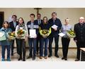 Bild: Hirsch
Der Landkreis prämiert die Besitzer von Naturgärten. Das Bild zeigt von links: Almut Eberhardt, Wolfgang Grosser, Andrea und Holger Seidl, Landrat Thomas Ebeling, Christiane und Peter Pracht, Christa Steiner und Hans-Dieter Betz.