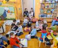 Bild: Gemeindebücherei Kulmain/exb
Die Vorschulkinder durften bei ihrem Besuch in der Gemeindebücherei auch nach Herzenslust schmökern.