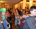 Bild: gi
Wolfgang Ziegler und die jungen Künstler ziehen mit einer Polonaise in den Rathaussaal ein.