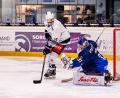 Archivbild: Werner Moller
Oberliga-Süd-Meister Blue Devils Weiden gewann am Sonntag das Top-Spiel beim Tabellenzweiten Heilbronner Falken mit 8:5. Fabian Voit (Szene aus dem ersten Spiel in Heilbronn vor dem Kasten von Goalie Patrick Berger) erzielte das 6:5.