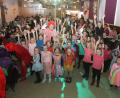 Bild: pi
In bunten Kostümen feiern die Kinder beim Fasching der Dorfbühne Waidhaus.