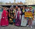 Bild: Susi Müller/exb
Jedes Jahr am Faschingsdienstag gibt es auf dem Viktualienmarkt in München den Tanz der Marktweiber. Seit 2023 ist auch die Tirschenreutherin Susi Müller (vorne, Vierte von links) dabei.