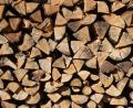Symbolbild: Nicolas Armer/dpa
Auf bereits gespaltenes Holz hatte es ein Unbekannter bei Mähring abgesehen.