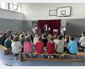 Bild: Grundschule Konnersreuth/exb
Eine Zaubershow mit Marius Koslowski erlebten kurz vor den Faschingsferien die Konnersreuther Grundschüler.
