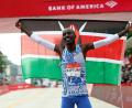 Bild: Eileen T. Meslar/Chicago Tribune via AP/dpa
Kelvin Kiptum aus Kenia feierte seinen Weltrekordsieg beim Chicago-Marathon.