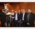Bild: Stadt Weiden/exb
Die "Mafiosi" (von links) Jürgen Laubert, Beate Merkel und Gerhard Völkl versteigern den DETAG-Schimmel wieder für wohltätige Zwecke. Sie feilschen mit: Oberbürgermeister Jens Meyer (Vierter von links), Bürgermeister Reinhold Wildenauer, Sparkassen-Direktor Hans-Jörg Schön, Stadtbau-Chef Günther Kamm und Stadtwerke-Vorstand Michael Kreis.