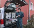 Bild: pz
Tierarzt Michael Fortelny in der Einfahrt der Praxis, die er im Wohnhaus der Familie an der Mitterteicher Straße Anfang Januar eröffnet hat. In aller Regel kommt der Veterinärmediziner mit seinem Auto, in dem seine Ausrüstung verstaut ist, zu seinen Patienten.