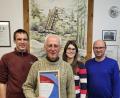 Bild: exa/exb
Zweiter Vorsitzender Andreas Rickauer (links) sowie Dirigent Johannes Hecht (rechts) und Vorsitzende Marina Scherm mit Ehrenmitglied Lothar Scharf.