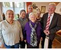 Bild: R. Kreuzer
Anna Berger (Mitte) feiert ihren 90. Geburtstag. Dazu gratulieren ihre Kinder (von links) Kordula, Christina, Ulrich, Birgit und Hans Forster.