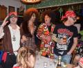 Bild: wku
Hippies und Piraten singen beim Kappenabend im Chor..