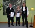 Bild: Strobel GmbH &amp; Co KG/exb
Für ihre langjährige Mitarbeit wurden (von links) Karlheinz Pilhöfer und Monika Pässler durch Firmenchef Georg Strobel geehrt.