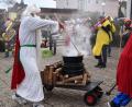 Bild: gb
Druide Miraculix kochte beim Faschingszug in Plößberg einen Zaubertrank in seinem Kessel.