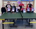 Bild: TB Jahn Wiesau/exb
Zu den Erfolgen bei den Tischtennis-Mini-Meisterschaften gratulierten (hintere Reihe, von links) Spartenleiter Markus Schäffler und Jugendleiter Sebastian Meissner Nadzeia Karp (vorne, Dritte von links) und Hannes Schröck (vorne, Zweiter von rechts).