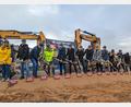 Bild: pz
Eine stattliche Anzahl von "Spatenstechenden" startete zu Beginn der Woche symbolisch den Neubau des Edeka-Markts Legat in Waldsassen.