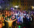 Bild: Petra Hartl
Mit ihrer traditionellen Party am Rosenmontag hat die FG Knappnesia den Luitpoldplatz in Sulzbach-Rosenberg zum Beben gebracht.