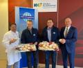 Bild: Kliniken Nordoberpfalz, Michael Reindl(exb
Josef Plank und Christian Regner von der Milchunion Weiden (Mitte) spenden 3.000 Krapfen für die Patienten und Beschäftigten der KNO. Dafür bedanken sich Karl Wittmann (rechts) und Küchenchef Ronny Hinderlich (links).