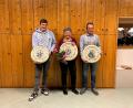 Bild: Xaver Meier/exb
Die Buchbergschützen in Kemnath schießen ihre neuen Würdenträger aus (von links): Jugendkönig Andreas Reng, Schützenliesl Marianne Reng und Schützenkönig Thomas Dolles.