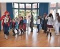 Bild: fz
Beim Faschingskonzert der Musikschule Fantasie im Maria-Seltmann-Haus ziehen die Musikschüler mit ihrer Lehrerin Lilia Gette durch den Saal.