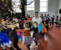 Bild: gz
Beim SPD-Kinderfasching in Eslarn geht die Post ab. Organisatorin Laura Roth zieht mit den Kindern in einer Polonaise durch den Saal.