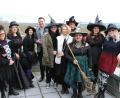 Bild: Hans Prechtl/exb
Die Dietldorfer „Ober-Hexe“ Claudia Büchner-Feuerer (Zweite von links) besuchte mit Musikant Sepp (Vierter von rechts) am Rosenmontag Landrat Thomas Ebeling (Vierter von links) im Landratsamt.