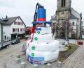 Bild: Daniel Löb/dpa
Der zwölf Meter hohe Schneemann «Jakob» steht für das Schneemannfest auf dem Marktplatz in Bischofsgrün. Wegen Schneemangels verwendeten die freiwilligen Helfer dieses Mal weiße Heuballen.