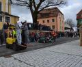 Bild: gi
Es wurde der Marktplatzumbau durch Bilder auf Korn genommen. Dabei wurden die Zustände vor dem Ausbau in schwarz/weiß und nach dem Ausbau dasselbe Bild in Farbe gezeigt. Der Ausbau soll immerhin 600.000 Euro gekostet haben. Die Betrachter stellten fest, dass sich nur die Farben änderten.