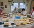 Bild: exb; Krapfenbackteam/Michaela Zeitler
Die Kunst des Krapfen backens: Schöne Laibchen formen. Die Bilanz des Krapfenbackteams kann sich mehr als sehen lassen: 9500 Exemplare des leckeren Schmalzgebäcks werden diesmal verkauft.