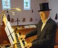 Bild: ld
Dass es ein besonderes Konzert wird, zeigte der Zylinder: Reinhold Schelter bewies mit dem Zusammenfalten, dass es sich um einen "chapaeu claque", ein Faltzylinder, handelt.