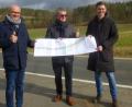 Bild: mad
Die Bürgermeister Maximilian Beer (Schwarzhofen), Martin Birner (Neunburg vorm Wald) und der Leiter des Staatlichen Bauamtes Amberg-Sulzbach (von links) stellen vor Ort die im Frühjahr beginnende Baumaßnahme vor.