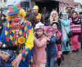 Bild: rhi
Clown Sophia zieht mit den Kindern im Jägermarsch über den Wernberger Marktplatz. Da schließen sich gerne auch die Erwachsenen an.