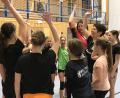 Bild: mma
Mit ihrer Begeisterung für Volleyball hat Lisa Lederer (Dritte von rechts) schon viele junge Menschen angesteckt. Am 29. Februar wird ihr in München der bayerische Verdienstorden verliehen.