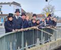 Bild: Mitterteicher Gaudiwurm/exb
Auf der Färberbrücke traf sich am Aschermittwoch eine Abordnung des Mitterteicher Gaudiwurms mit Vertretern der Stadt Mitterteich zum traditionellen Geldbeutelwaschen.