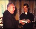 Bild: Archiv Rudolf Knoll
Franz Beckenbauer (rechts) im zarten Alter von 21 Jahren. Anlässlich des Gastspiels des FC Bayern München in Haselmühl gab es einen Empfang bei Landrat Hans Raß.