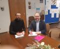Bild: gi
Bürgermeister Armin Bulenda (links) und Rainer Spiegel von der Telekom unterzeichnen den Großauftrag für Moosbach. Dadurch erhalten bis Anfang 2028 immerhin 280 Haushalte der Marktgemeinde schnelleres Internet.