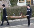 Bild: mrr
Luca Hollweck (links) und Andreas Jäger tragen beim Fischzug in Rieden die Misttrage mit dem Geldbeutel.