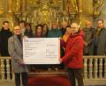 Bild: sei
Hararld Puckschamel (vorne, links), Vorsitzender des Fördervereins St. Moritz, übergibt an Kirchenpfleger Karl Hofmann (vorne, rechts) im Beisein von Pfarrer Thomas Kohlhepp (hinten, links) und den Vorstandsmitgliedern für die Renovierung der Gemälde in der Moritzkirche einen Spendenscheck in Höhe von 32.705,15 Euro