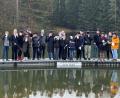 Bild: FG Weiß-Blau Wiesau/exb
Zum Geldbeutelwaschen ging es diesmal auf den Badesteg der "Kipp". Zweiter Bürgermeister Michael Dutz (von rechts) bekam den Gemeindeschlüssel von Vorsitzender Kathrin Gleißner sowie dem Prinzenpaar Melissa I. und Jakob I. wieder ausgehändigt.