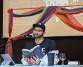 Bild: pz
Beim Projekttag "Diversität und Vielfalt" in der Mittelschule Waldsassen liest Benni Cullen in der Aula aus dem Buch "Lieb doch, wie du willst" vor. Im Hintergrund ein Vorhang in den Farben des Regenbogens – Symbol für Vielfalt, Hoffnung und Frieden.