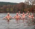 Bild: bsc
Als hartgesottene Schwimmer zeigten sich (von links) Reinhard Zeitler, Peter Wildenauer, Markus Münchmeier, Johannes Mühlbauer und Markus Kellner beim Eisbaden. Mit der Aktion lösten sie ein Wettversprechen ein.